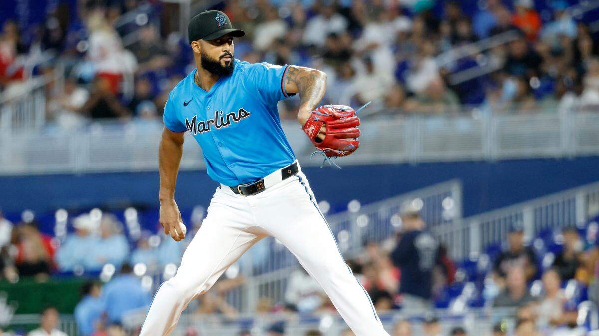 El abridor de los Marlins Sandy Alcántara lanza en el primer inning del partido ante los Bravos de Atlanta, celebrado el 22 de junio de 2025 en Miami.