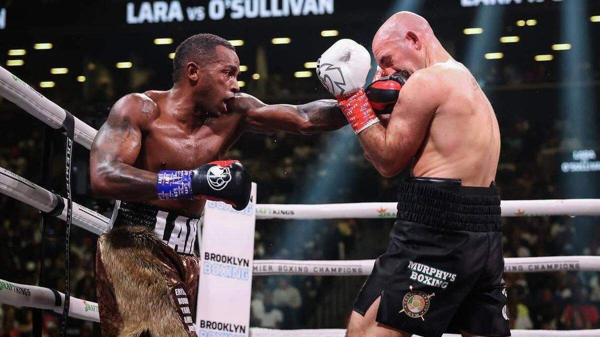 Erislandy Lara (izq.) se impuso por nocaut técnico en el octavo round a Gary O’Sullivan como parte de una velada de Showtime en Brooklyn, Nueva York, el 29 de mayo de 2022. 
