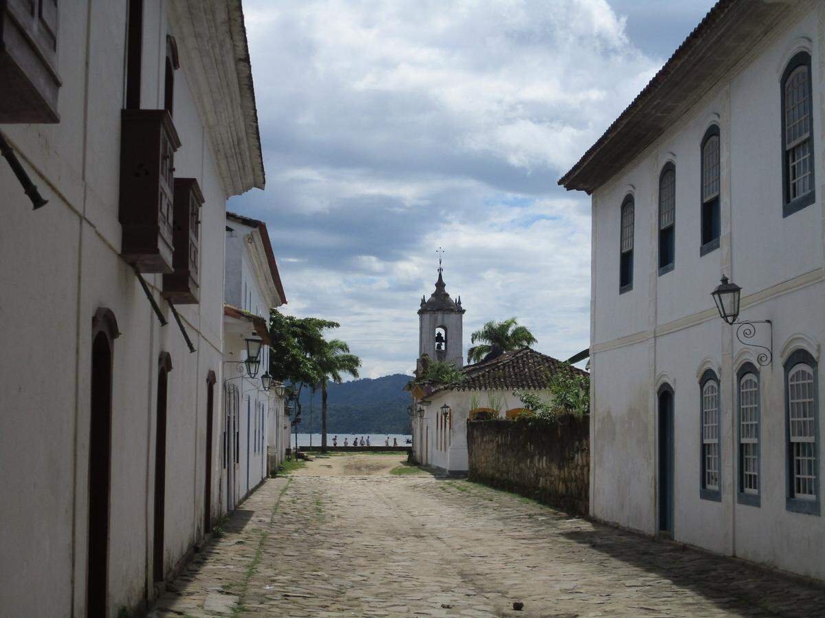 Al fondo la iglesia Nuestra Señora del Rosario.
