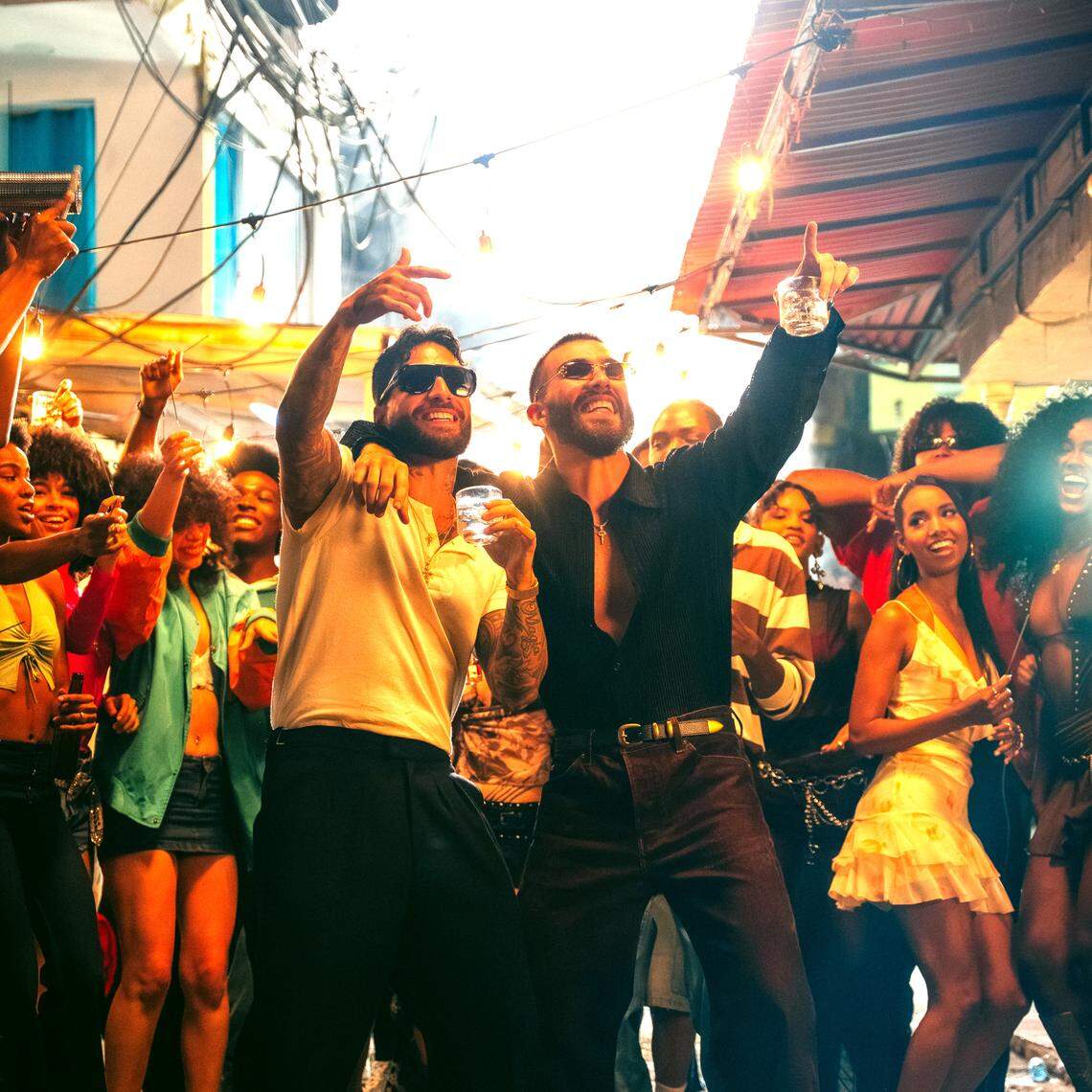 El cantante colombiano Manuel Turizo reclutó a la superestrella Maluma para su nuevo tema ‘Apambichao’.