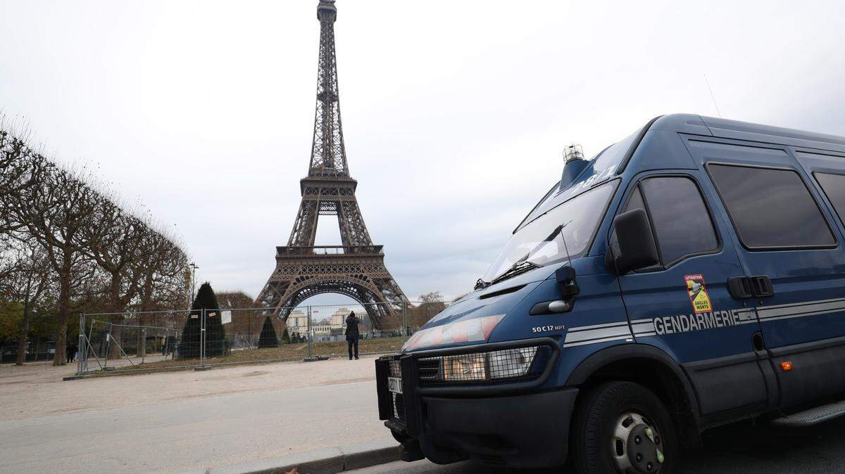 Las autoridades aumentaron la protección policial cerca de la Torre Eiffel en París, después que un radical musulmán apuñaló y mató a un turista alemán, el domingo 3 de diciembre de 2023.
