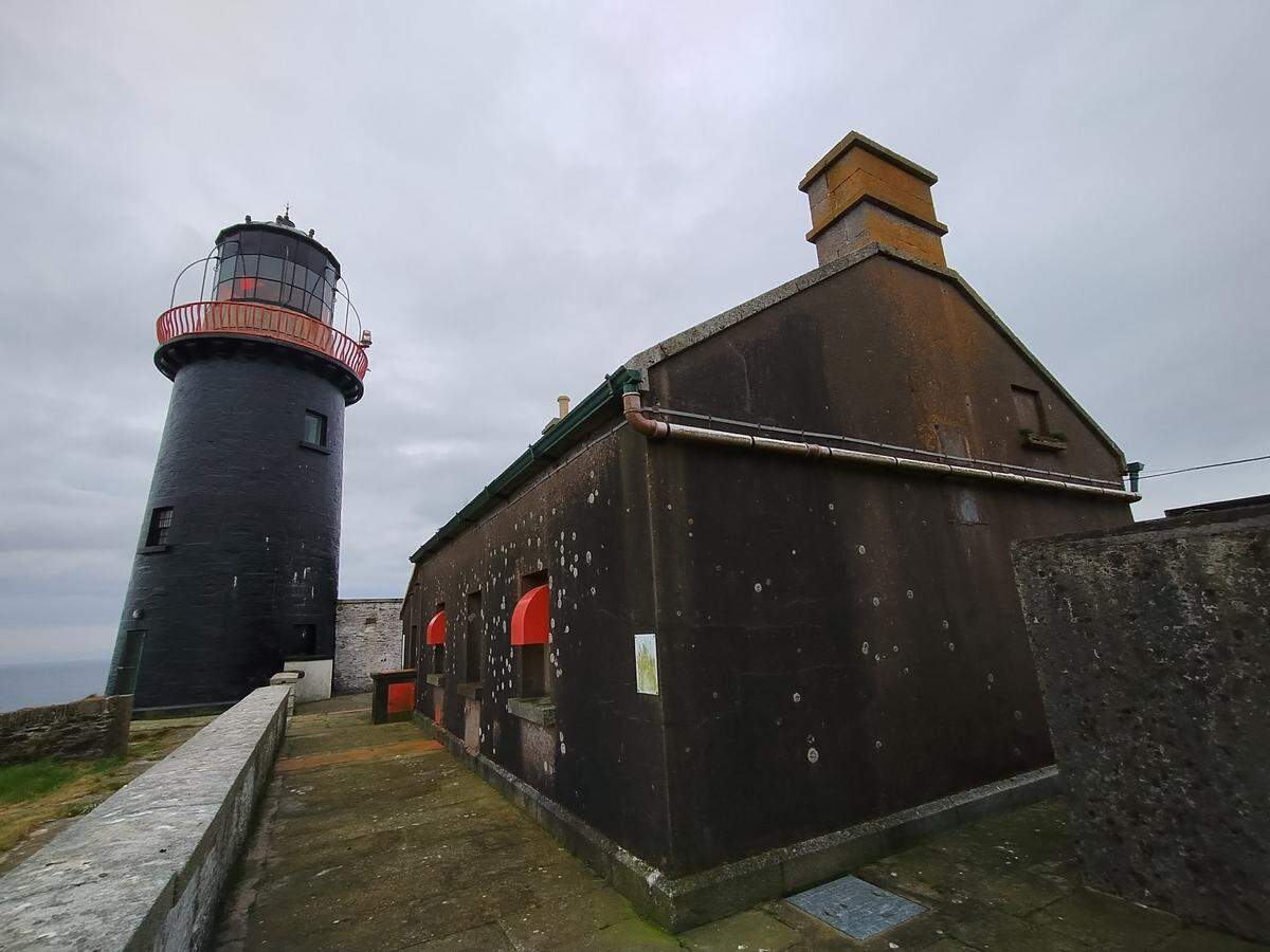 La costa cuenta con 65 faros gestionados por Irish Lights, muchos de los cuales, como el de Ballycotton, pueden visitarse mediante tours organizados.