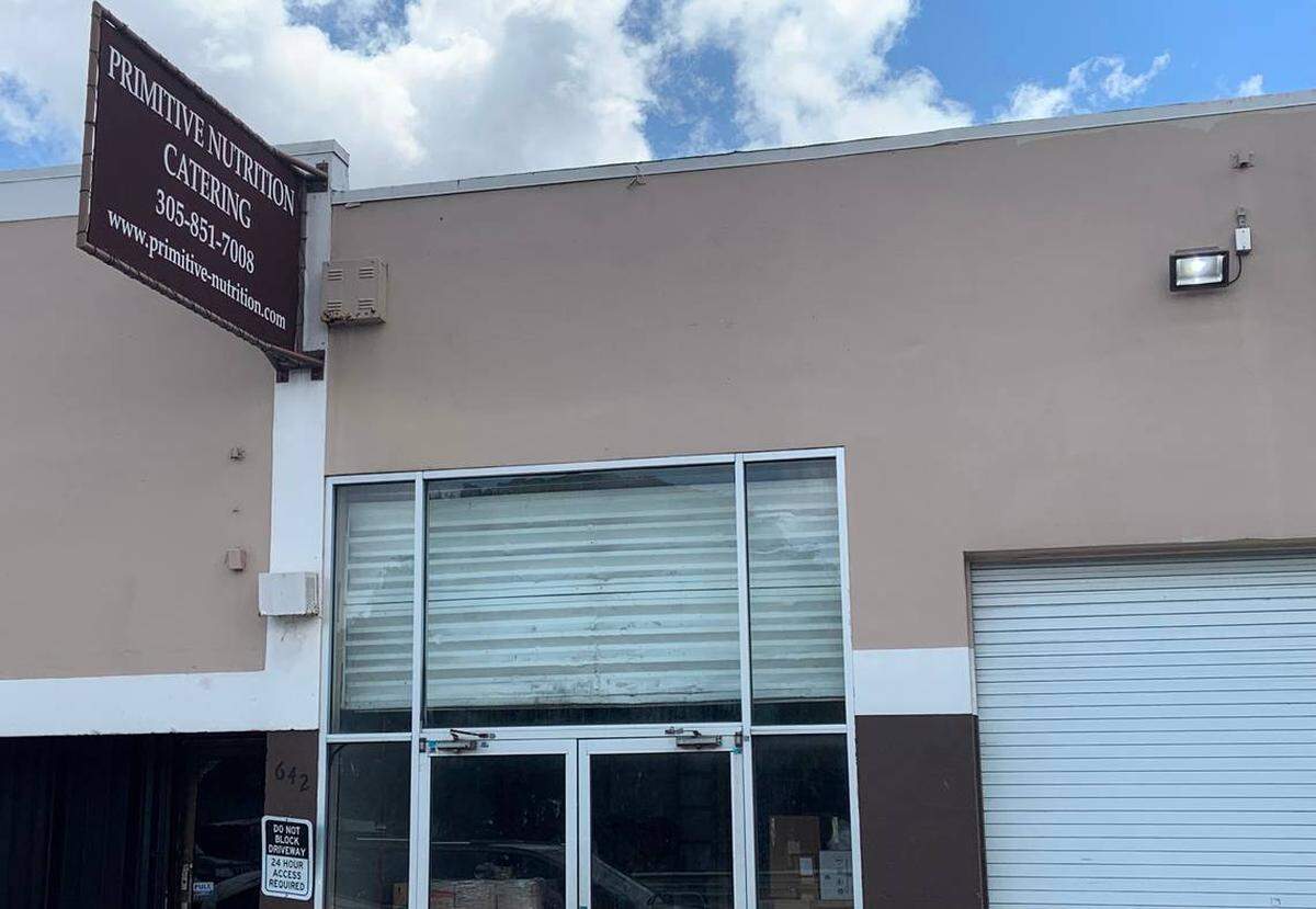 El letrero afuera del 642 W. 84 Street, que forma parte de un edificio comercial de media cuadra, dice “Primitive Nutrition Group”, pero también es el lugar donde se encuentra la panadería mayorista El Goyito Sweet. 