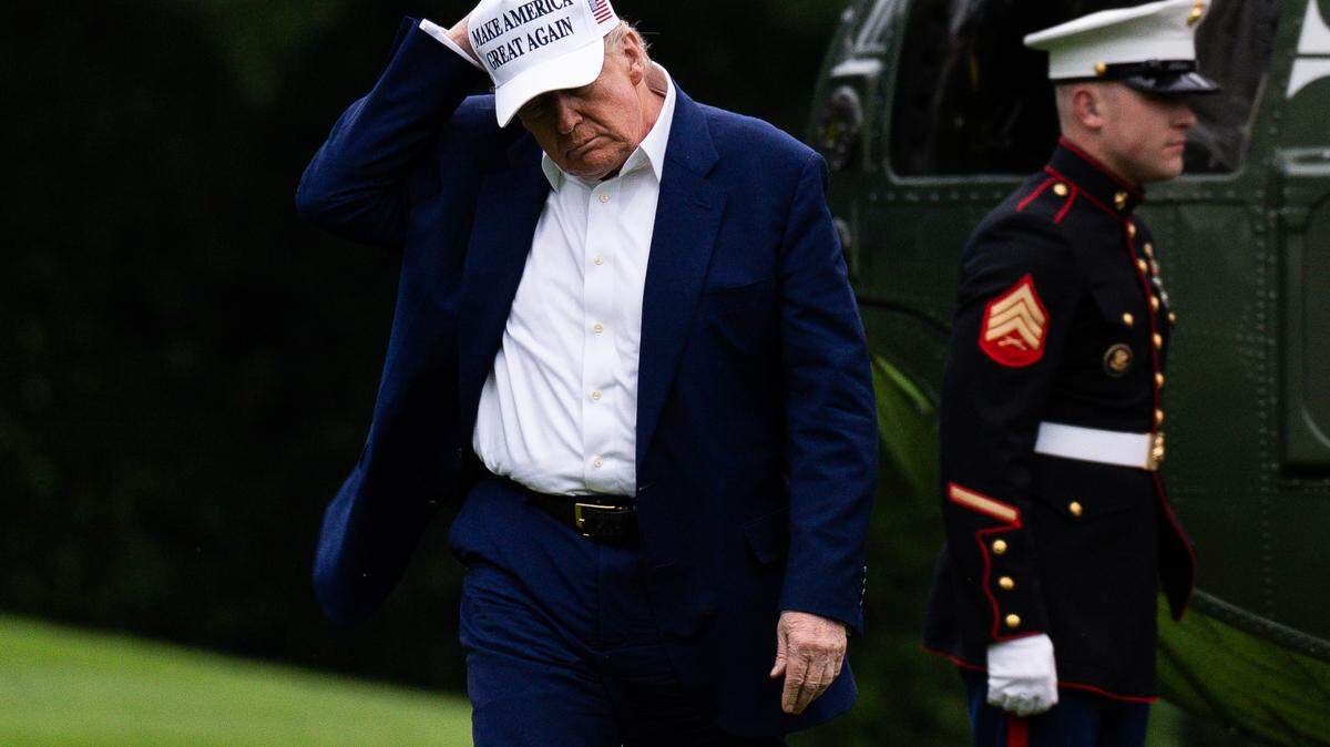 El presidente Donald Trump cruza el jardín sur tras bajar del Marine One en la Casa Blanca, en Washington, D.C., el domingo 25 de mayo de 2025. Durante el fin de semana, Trump dio un discurso a los graduados de West Point y pasó el domingo en Bedminster, Nueva Jersey. Foto de Tierney L. Cross/Pool/Sipa USA.