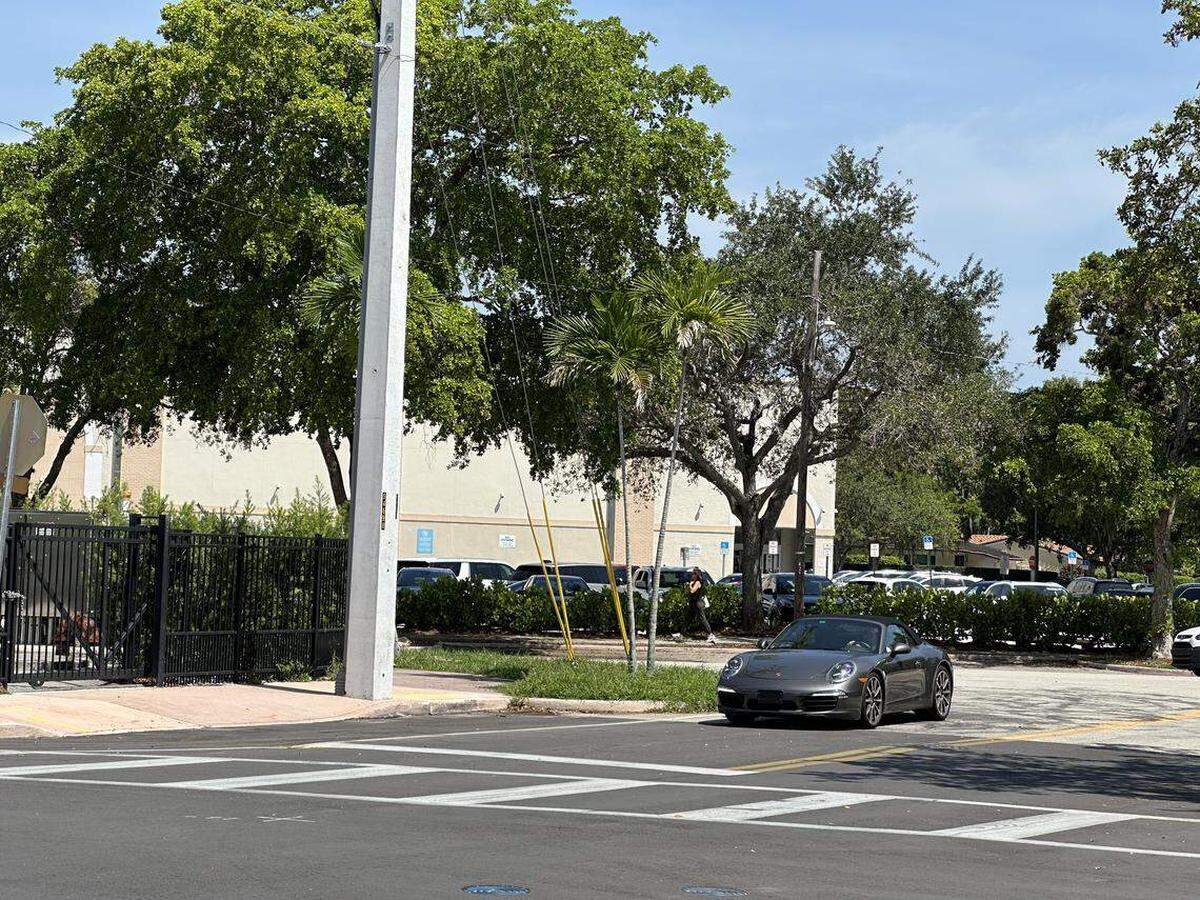 El Publix, más pequeño y de la década del 70, ubicado en 1401 Monza Avenue, en Coral Gables, se ve desde la parte trasera del nuevo Riviera Plaza Publix de dos pisos, ubicado en el 1542 South Dixie Highway, que abrirá el 25 de septiembre de 2025. A pesar de la proximidad, la tienda en Monza permanecerá, según Publix.