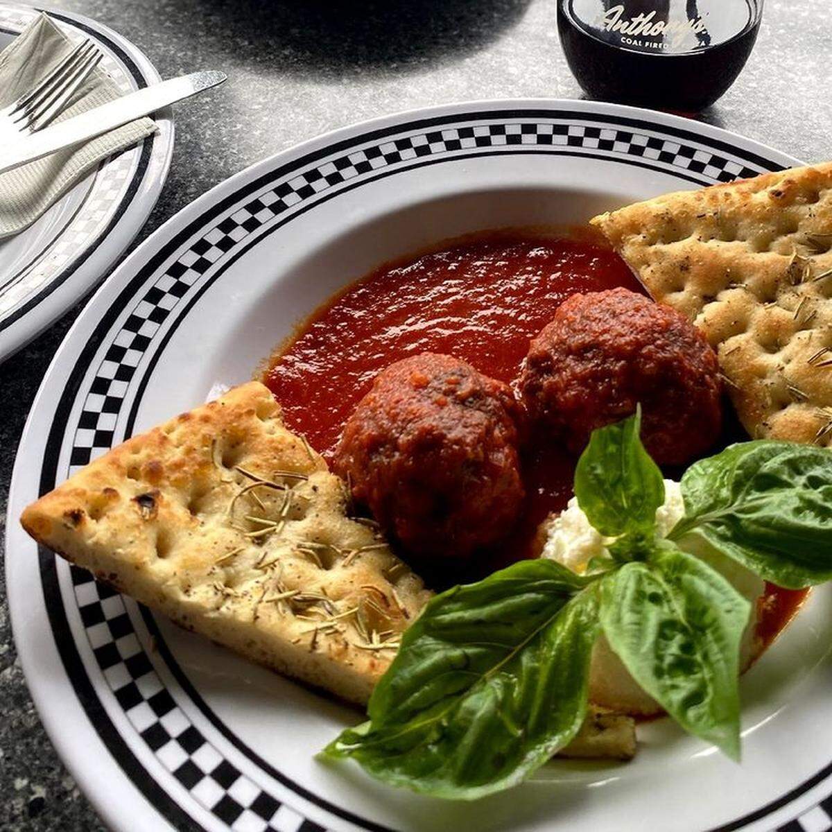 Para las albóndigas con algo de picante, nada mejor que las de Anthony’s&nbsp; de la cadena de pizzerías del sur de Florida. 