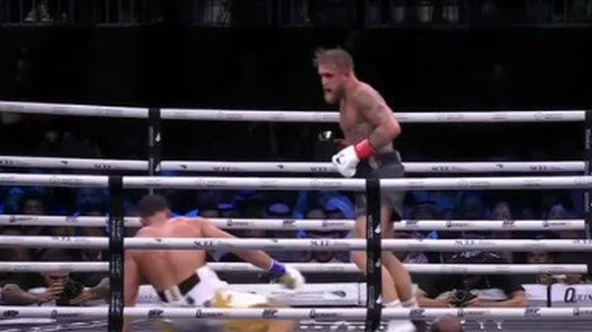 Después un espectáculo para nada vistoso entre dos peleadores de dudosa habilidad, las pregunta a hacerse sería si la aventura de Jake Paul, el youtuber, en el ring llegó a su final o si Tommy Fury (izq.), el boxeador, posee algún tipo de futuro en su propio deporte.