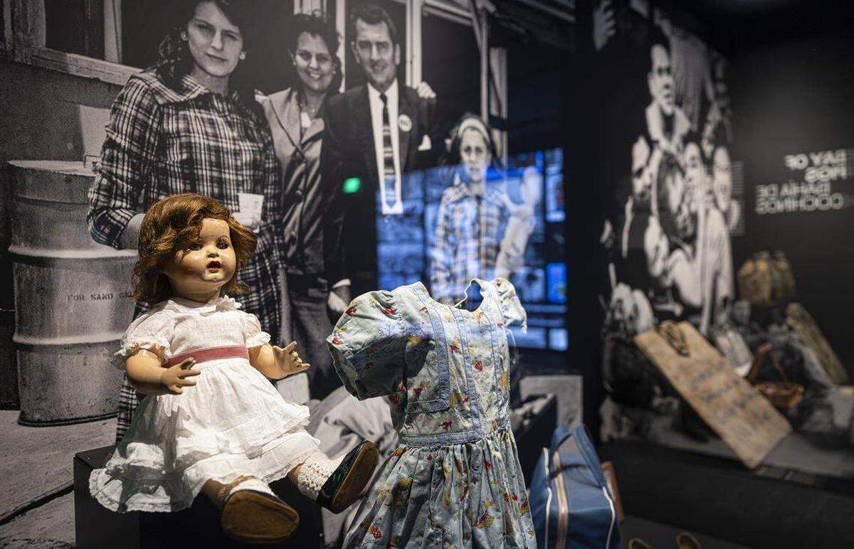 Una muñeca de Mariquita Pérez se exhibe en la exposición “El Refugio en Contexto” de la Torre de la Libertad del Miami-Dade College. La exposición muestra numerosos artículos antiguos traídos a Miami por exiliados cubanos que pasaron por la Torre de la Libertad en las décadas del 60 y el 70.