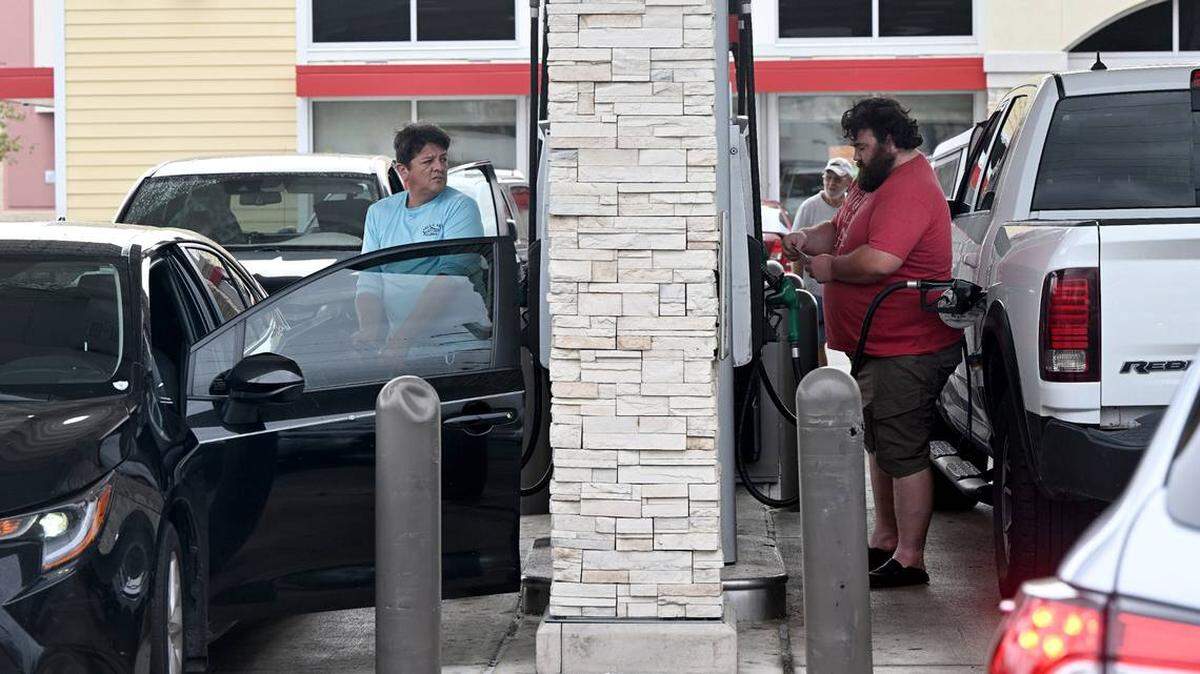 El lunes 7 de octubre de 2024, la gasolinera Wawa en Cortez Road en la calle 26 West tenía una larga cola con conductores en espera de llenar el tanque de gasolina de sus autos en tanto se acerca el huracán al Condado Manatee. 