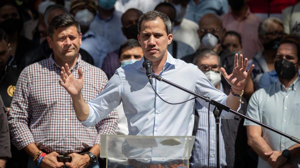 EN 2021, el líder opositor Juan Guaidó habla durante una conferencia de prensa en Caracas, Venezuela, el 30 de noviembre de 2021.