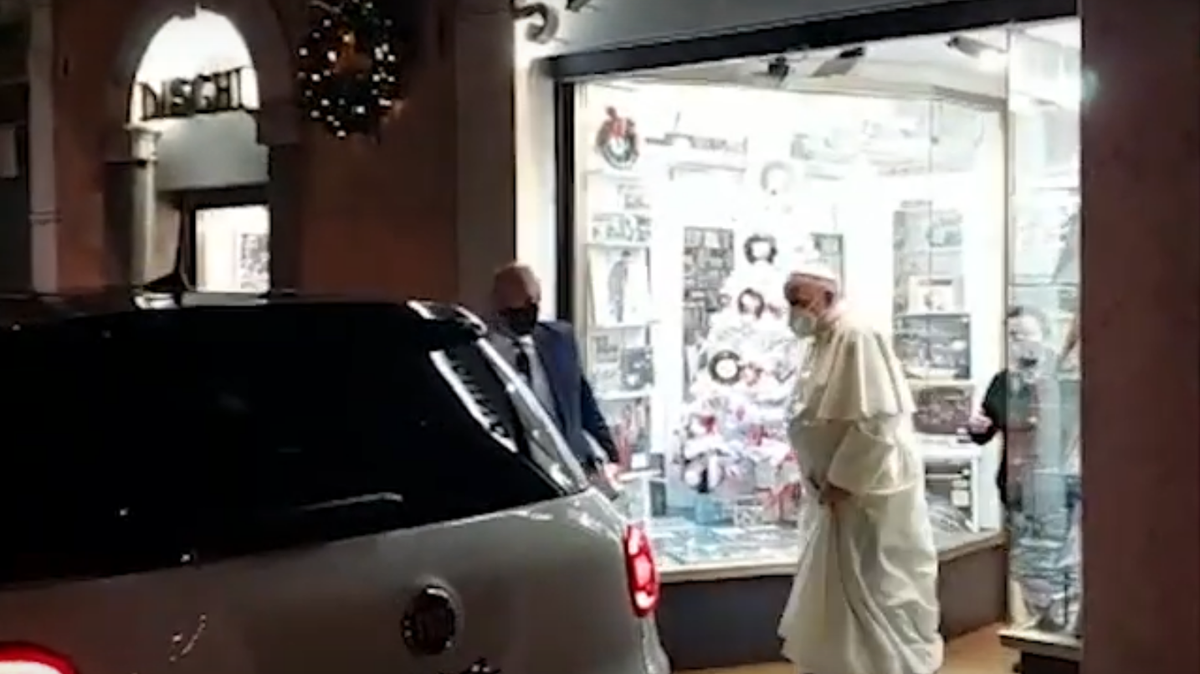 El Papa Francisco es descubierto saliendo de “Sterosound”, una de las pequeñas e históricas tiendas de música de Roma. La imagen es una captura tomada de un video de YouTube del director de la agencia de televisión “Rome Reports”, Javier Martínez Brocal, quien se encontraba en el sitio en el momento.