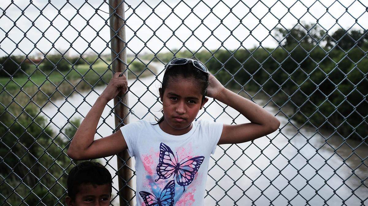 Yerlin Yessehia, una niña hondureña de 11 años, espera con su familia en Brownsville, Texas, el 25 de junio del 2018 para solicitar asilo en Estados Unidos.