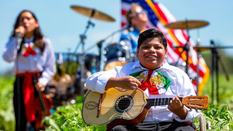 Un escenario inusual pero ideal en la era del coronavirus para concierto de jóvenes mariachis