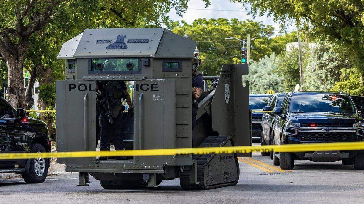 Un vehículo blindado de la policía se encuentra en el lugar donde dos policías de Miami fueron baleados la mañana del jueves 9 de octubre de 2025, en el barrio Allapattah en el Condado Miami-Dade.