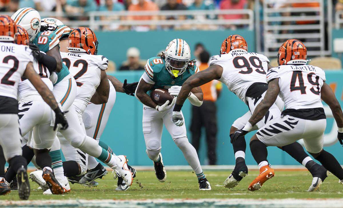 El running back de los Dolphins Jaylen Wright corre ante la marca de Myles Murphy, de los Bengals de Cincinnati, en el partido celebrado el 21 de diciembre de 2025 en el Hard Rock Stadium en Miami Gardens, Florida.