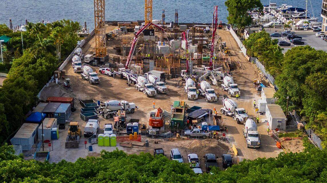 Excavación en Brickell descubre un sitio de entierro y asentamiento de 3,500 años de edad; la ciudad disimula