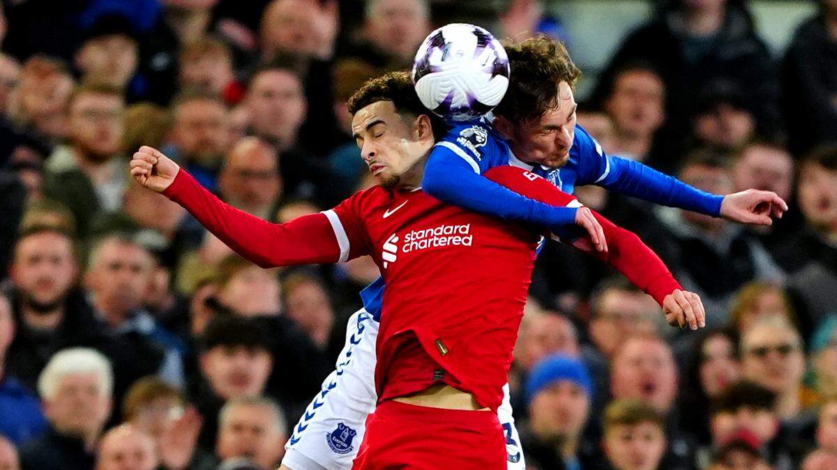 El jugador de Liverpool Curtis Jones (izq.) y James Garner, del Everton, luchan por la pelota en el partido de la liga inglesa celebrado el 24 de abril de 2024 en Goodison Park, Liverpool.