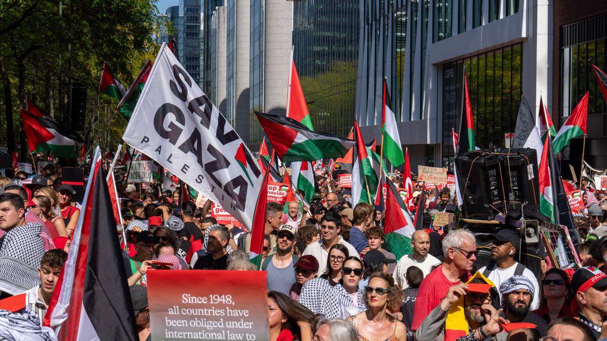 Miles de personas protestan en solidaridad con los palestinos y por el fin de la guerra en Gaza, el domingo 7 de septiembre de 2025, en Bruselas, Bélgica. La bandera a la izquierda dice “Salven a Gaza”, y las autoridades estimaron que entre 75,000 y 100,000 personas participaron en la marcha.