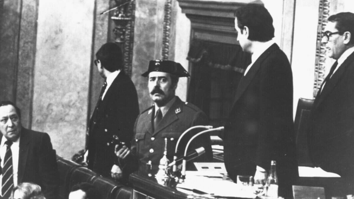 El coronel Antonio Tejero blande un arma mientras intenta tomar el Parlamento español en un golpe de Estado junto a la Guardia Civil, febrero de 1981.