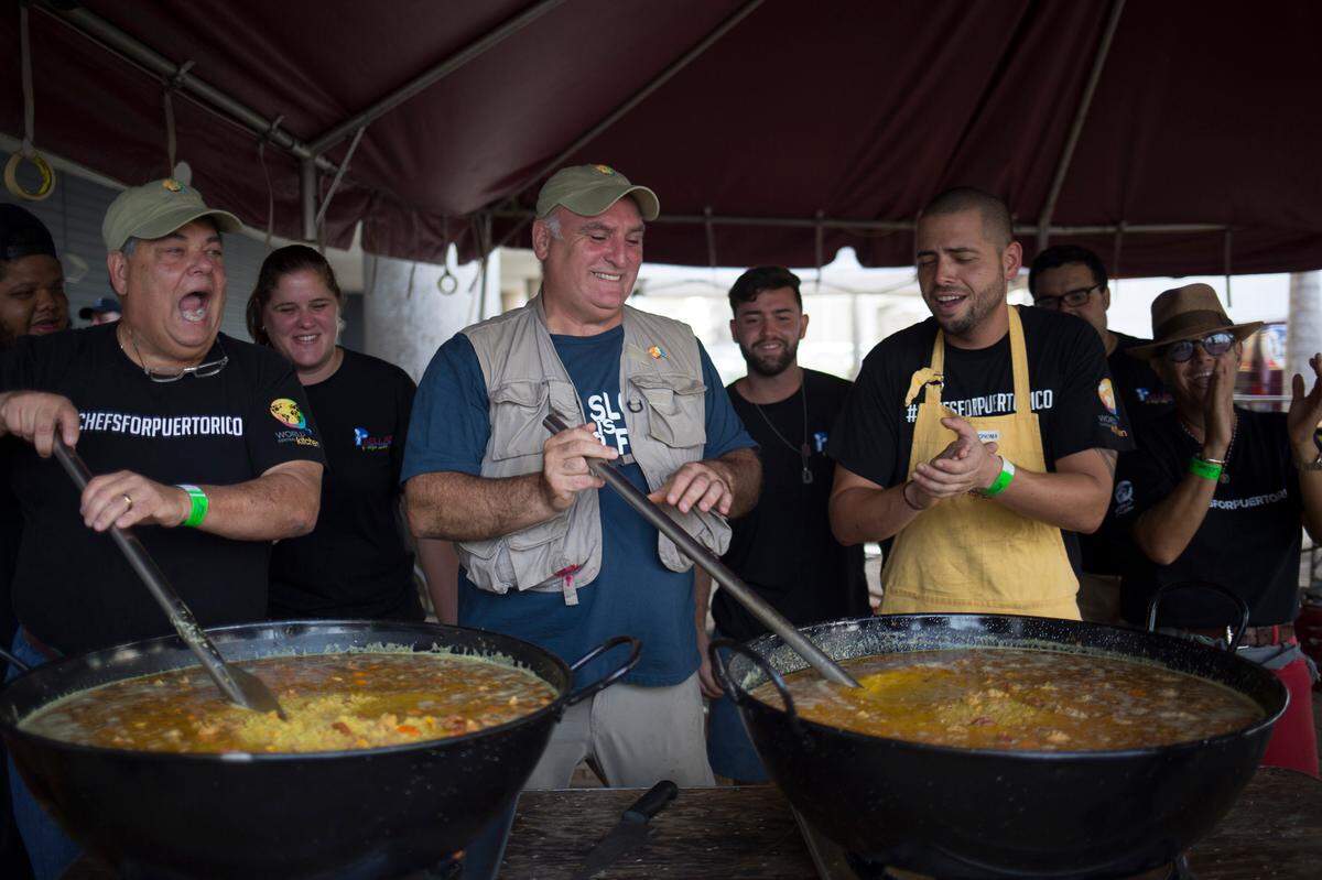 El chef José Andrés (al centro) preparando una paella durante un evento de asistencia alimentaria después del huracán María en San Juan, Puerto Rico.