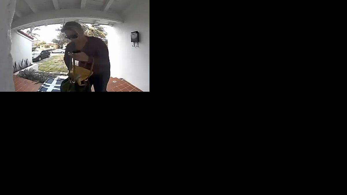 En el video se puede ver a una mujer caminando hasta la puerta principal, sólo minutos después de que el conducor de un camión de UPS dejara un paquete. Imagen tomada de video NBC6