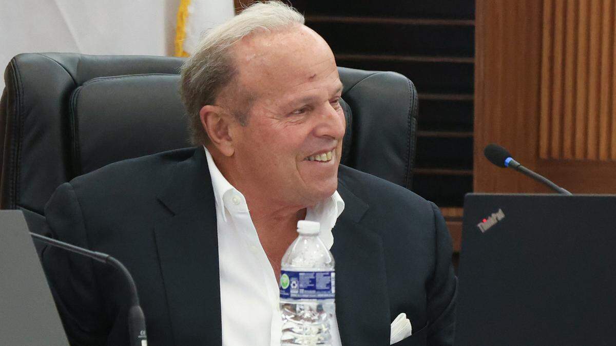 Michael Wohl, miembro del comité de Vivienda Asequible de Hialeah, escucha mientras el alcalde Esteban Bovo Jr. se dirige al grupo. La Ciudad de Hialeah sobre la vivienda asequible en el Ayuntamiento el lunes 29 de enero de 2024 en Hialeah, Florida.