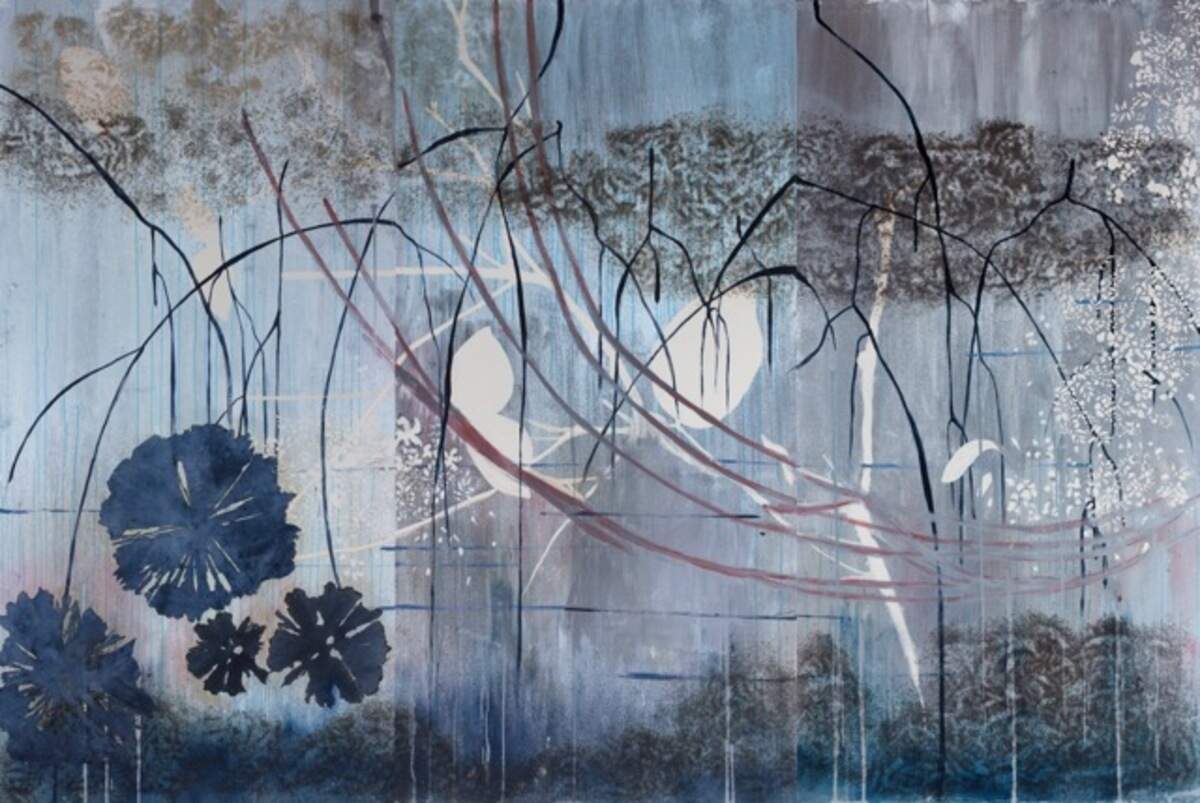 ‘Reflections II’, 2017, emusión de plata sobre páneles, pólvora quemada, papel japonés teñido y quemado, acrílico, 96 x 144 pulgadas.