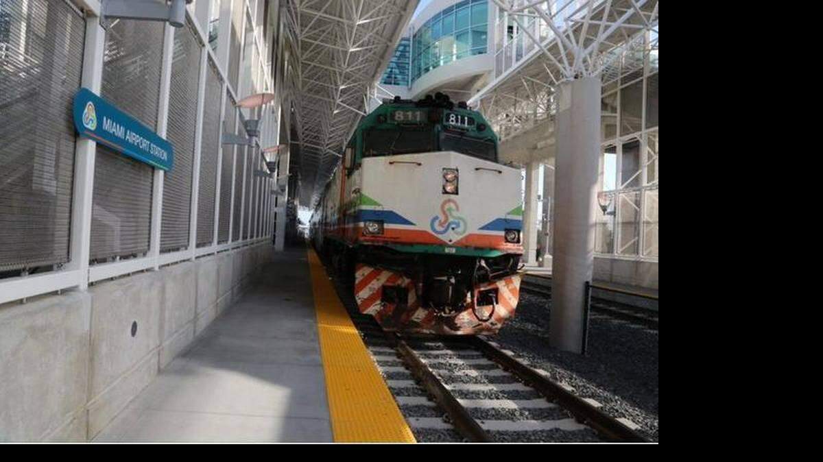 La locomotora del Tri-Rail arribó a la estación por primera vez este domingo, parando en un nuevo centro de transporte, conocido como Miami Intermodal Center (MIC), que también alberga una estación de Metrorail y un complejo de alquiler de coches