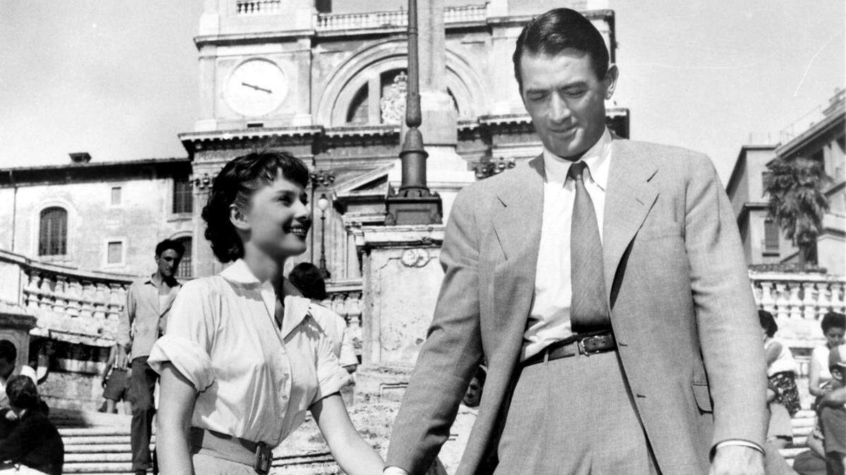 Audrey Hepburn y Gregory Peck en la película “Roman Holiday” (1953). Las escalinatas en donde se filmó la película son un popular sitio turístico en Roma.