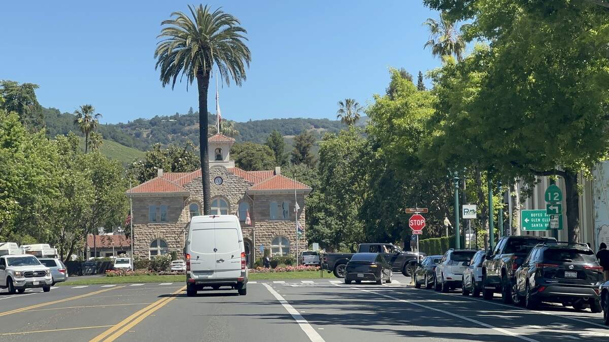 Palmeras, viñedos y carreteras soleadas, el corazón elegante del valle californiano.