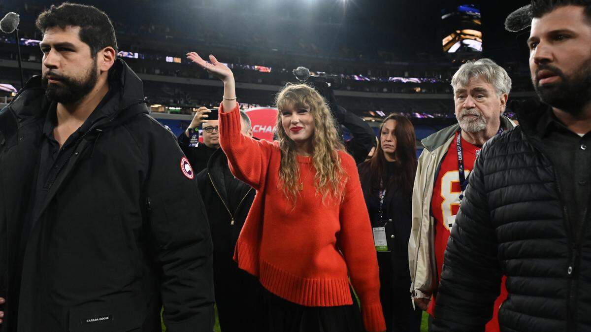 La cantante estadounidense Taylor Swift saluda al público desde el terreno de juego tras la victoria de los Chiefs de Kansas City ante los Ravens, en el partido por el título de la Conferencia Americana celebrado el domingo en Baltimore.