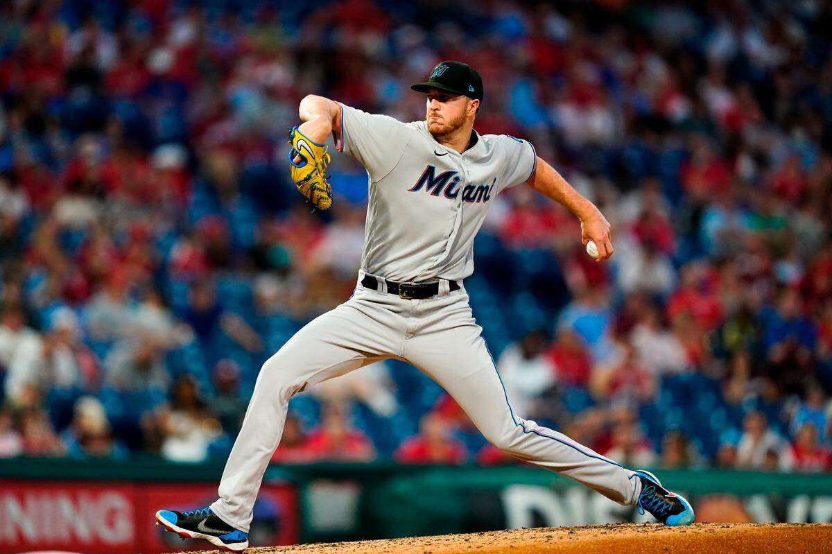 El abridor de los Marlins Trevor Rogers lanza en el cuarto inning del partido celebrado el 14 de junio de 2022 en Filadelfia.