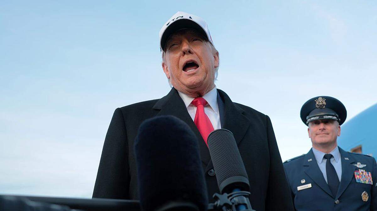 El presidente de Estados Unidos, Donald Trump, habla con los medios de comunicación tras su llegada a la Base Andrews, en Maryland, el 13 de enero de 2026. 
