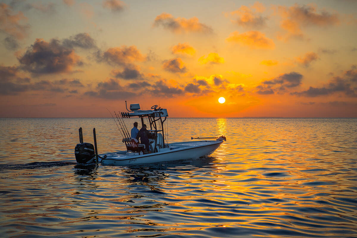 Sin abandonar el resort se puede reservar una expedición de esnórquel o de pesca desde la marina o un paseo en velero al atardecer.
