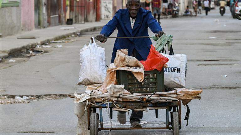 Hambre, delincuencia y apagones: Ancianos en Cuba sufren el peso de la creciente crisis