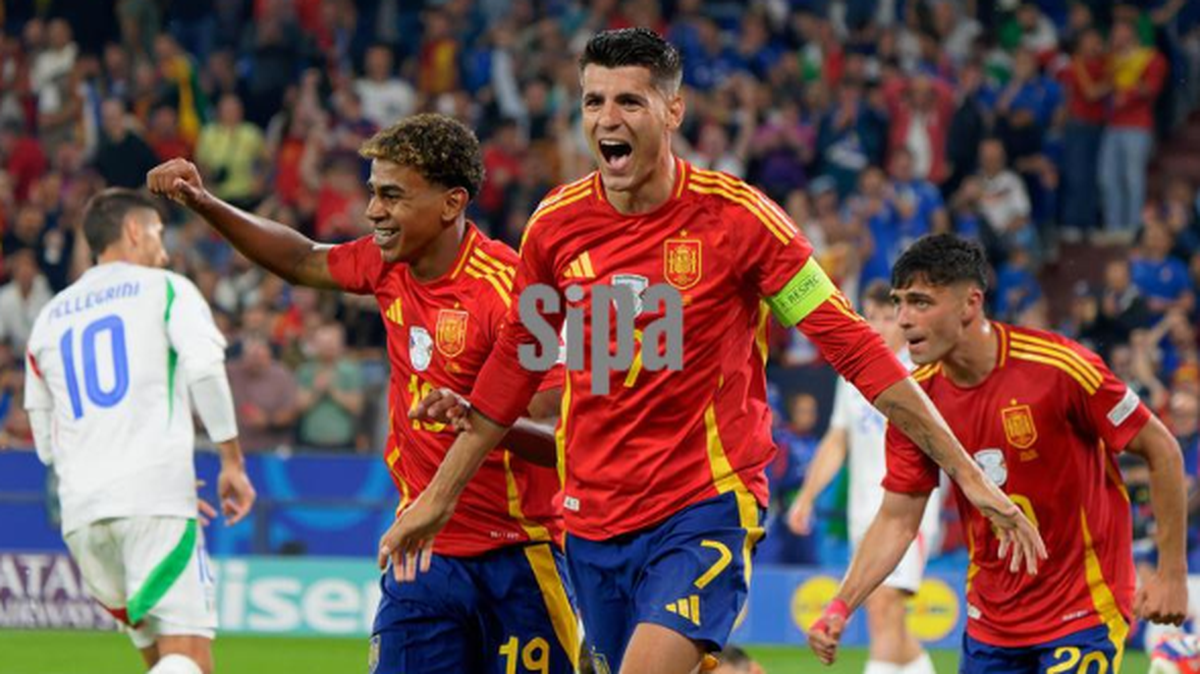 Con un juego espectacular pero con una colección de ocasiones frustradas, España venció 1-0 a Italia el jueves y pasó a los octavos de final de la Eurocopa.