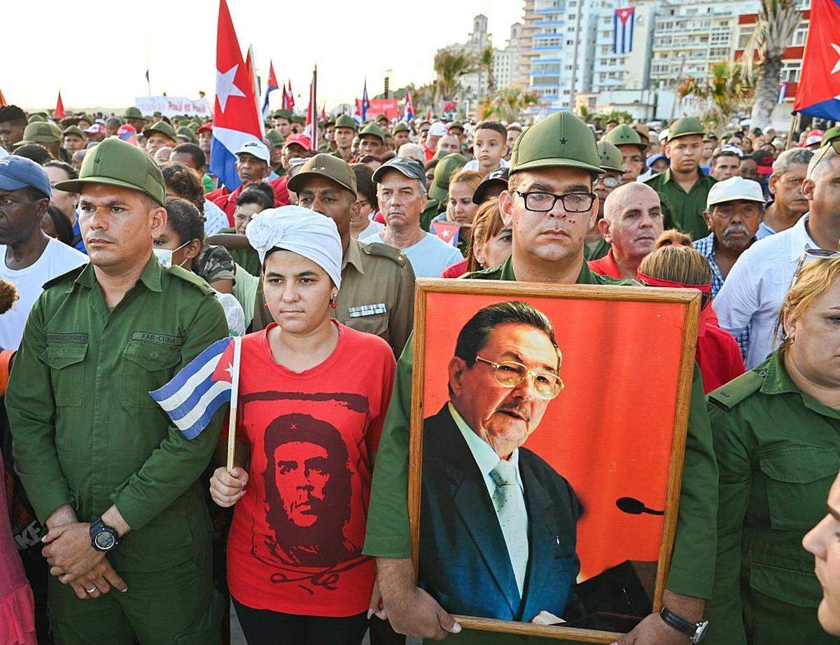 Personas asisten a una manifestación en apoyo al expresidente cubano Raúl Castro, de 94 años, frente a la Embajada de Estados Unidos en La Habana, el 22 de mayo de 2026.