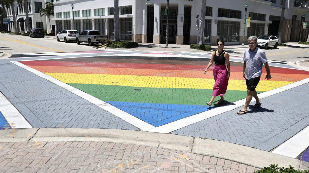 Un cruce peatonal de arcoíris en la intersección de la calle 1ª y la 2ª avenida del NE en Delray Beach.