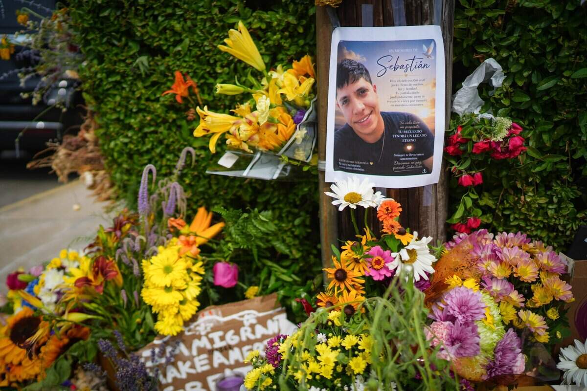 Un memorial improvisado se observa un día después de que Johan Sebastián Durán Guerrero, un hombre colombiano, muriera tras recibir disparos de un agente de la Policía de Inmigración y Control de Aduanas (ICE), el 14 de julio de 2026 en Biddeford, Maine.