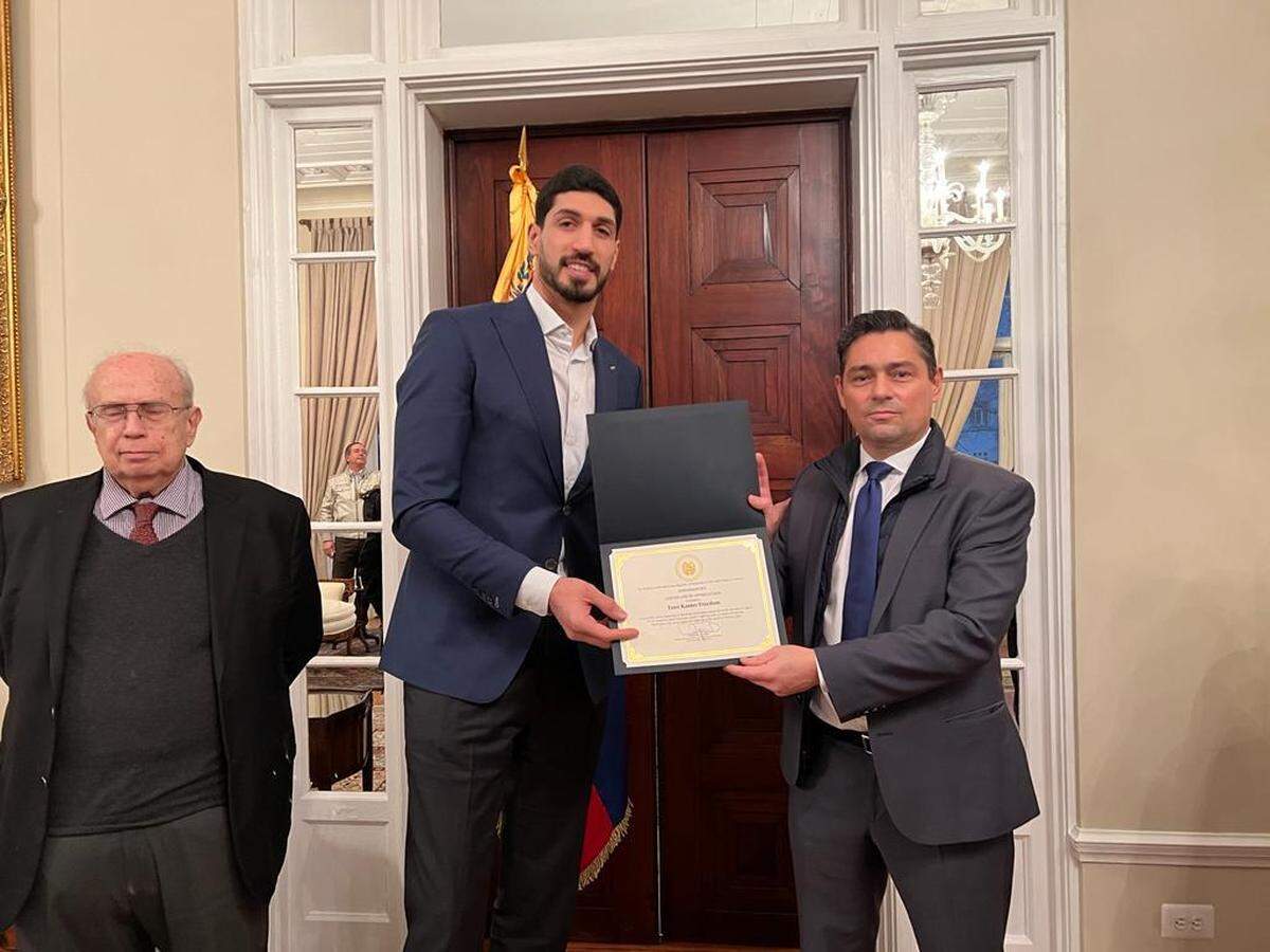 El jugador de baloncesto y activista estadounidense Enes Freedom (antes conocido como Enes Kanter) recibió un reconocimiento del equipo diplomático del líder opositor venezolano Juan Guaidó por su compromiso con la democracia, y en especialmente por sus esfuerzos para crear “conciencia acerca” del país sudamericano.