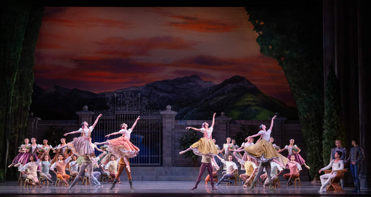 Los bailarines de Miami City Ballet en la primera escena del primer acto de “El Lago de los Cisnes” de Alexei Ratmansky.
