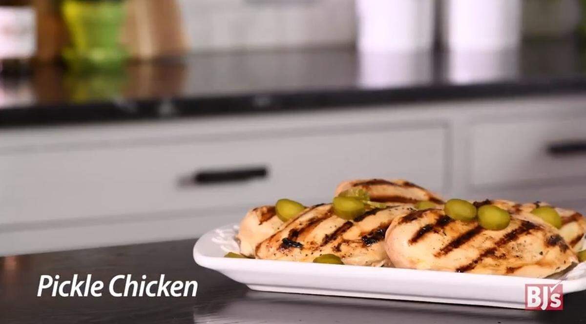 Jugo de Pepinillo con pecchugas de pollo a la parrilla.