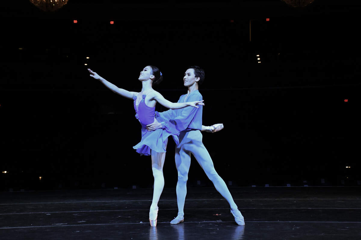 Janis Liu y Taiyu He de Arts Ballet Theatre of Florida en “Winter”, coreografía de Vladimir Issaev.