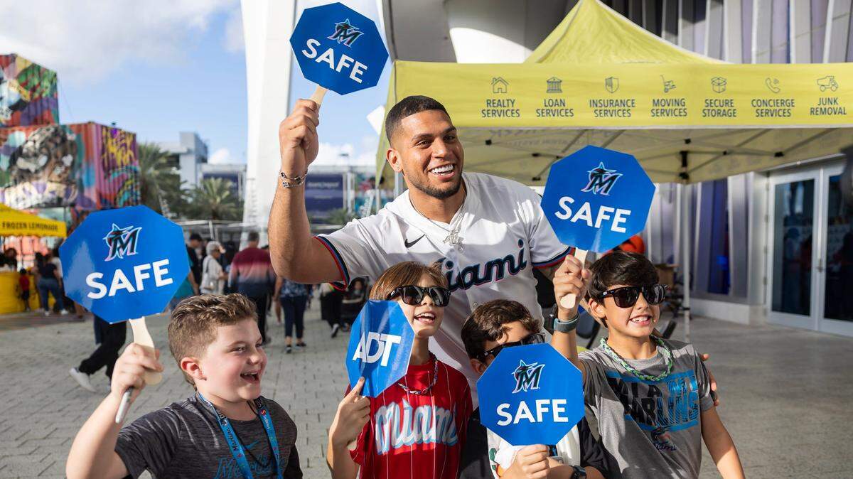 El pelotero de los Marlins Agustín Ramírez posa con fanáticos del equipo el 8 de febrero de 2025 en el loanDepot en Miami, Florida. 