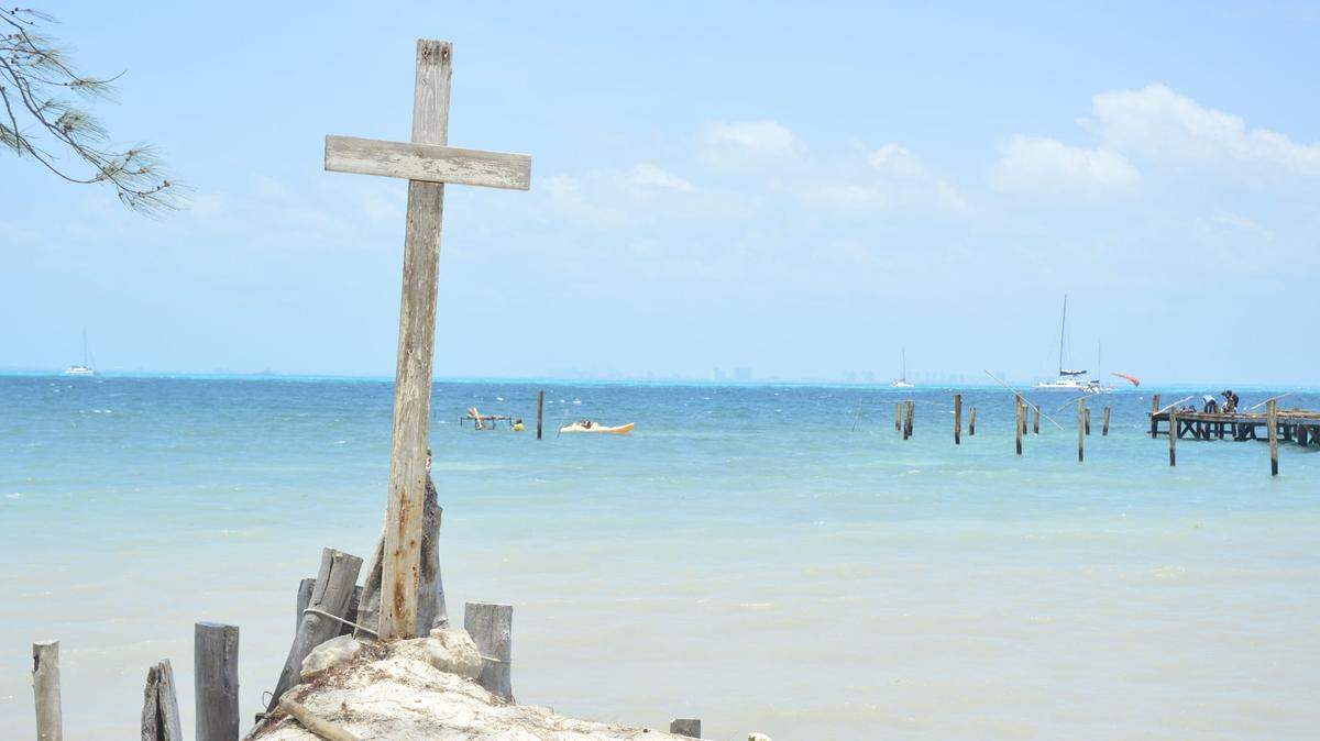 Foto de archivo. Siete migrantes cubanos y su pequeño perro fueron rescatados tras ser avistados a 140 kilómetros al norte de Isla Mujeres, en el estado sureño de Quintana Roo, México.