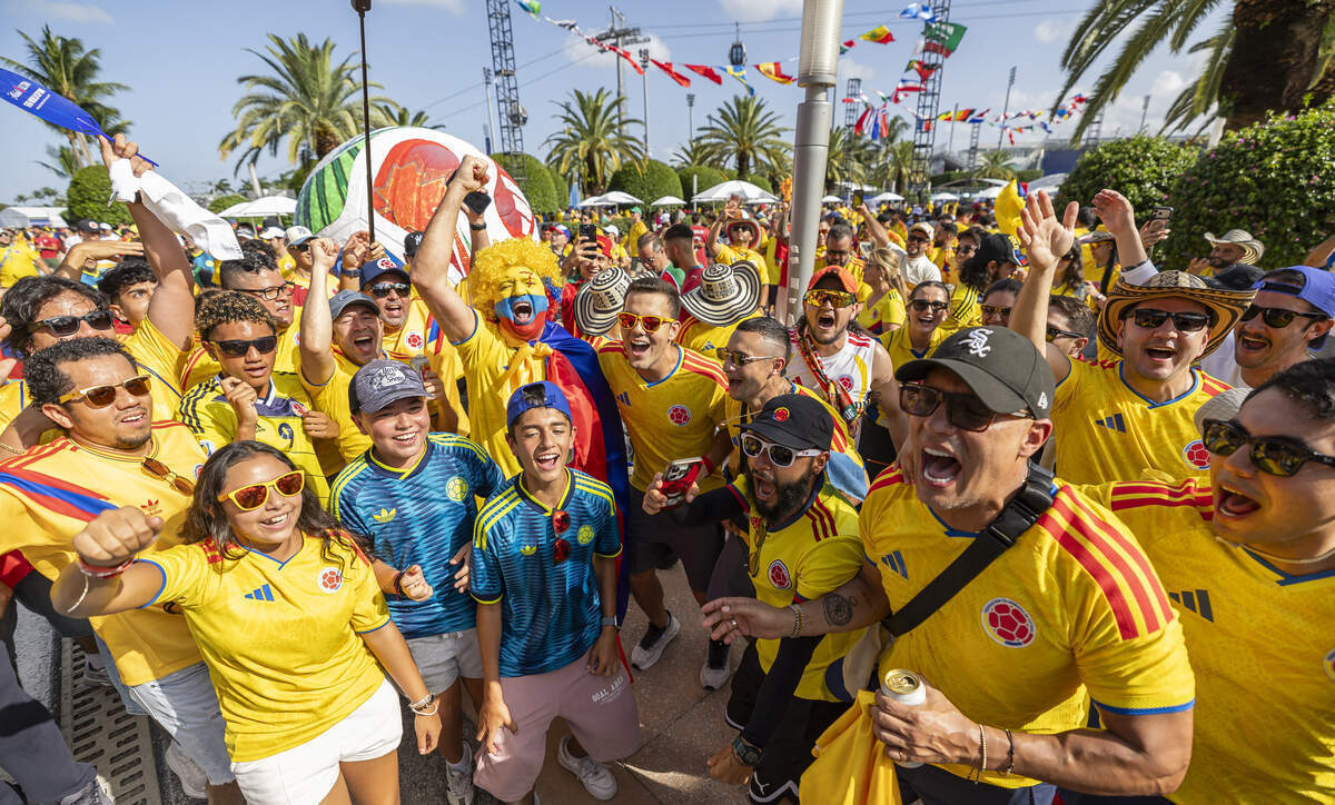 Aficionados de Colombia celebran a su llegada para ver a su equipo jugar contra Portugal en el partido del Grupo K de la Copa del Mundo en el Hard Rock Stadium, el sábado 27 de junio de 2026, en Miami Gardens, Florida.