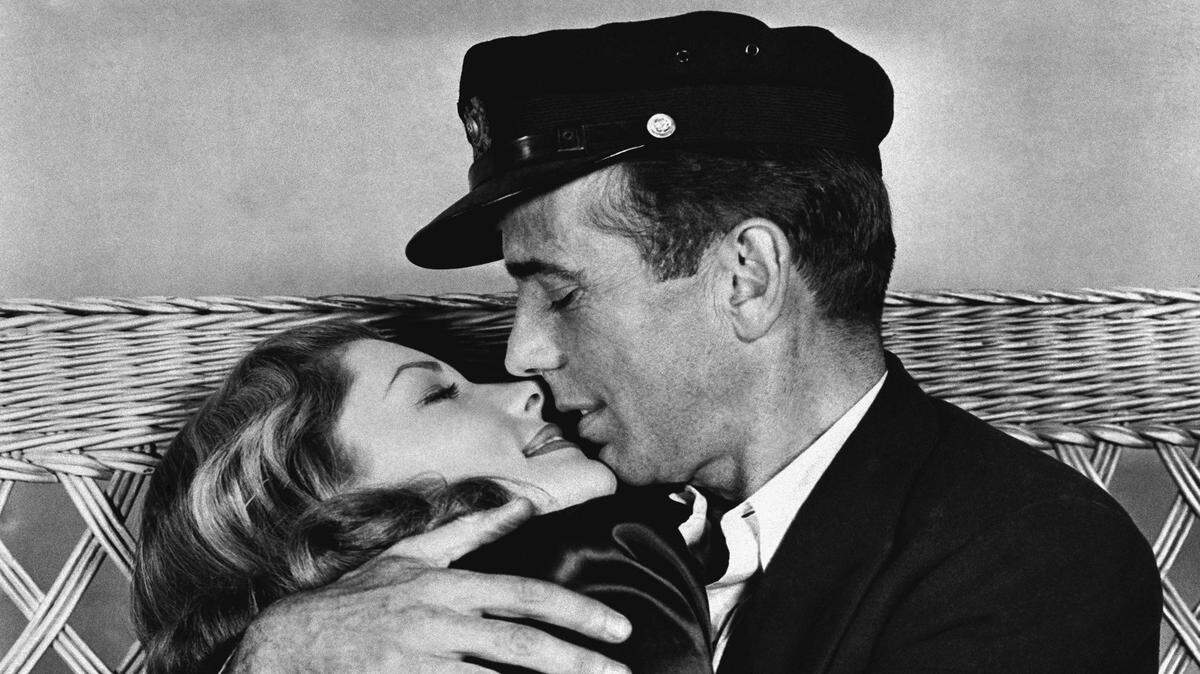 Esta foto de archivo de 1944, originalmente publicada por Warner Bros, muestra al actor Humphrey Bogart, a la derecha, y la actriz Lauren Bacall en una escena de "Tener y no tener". 