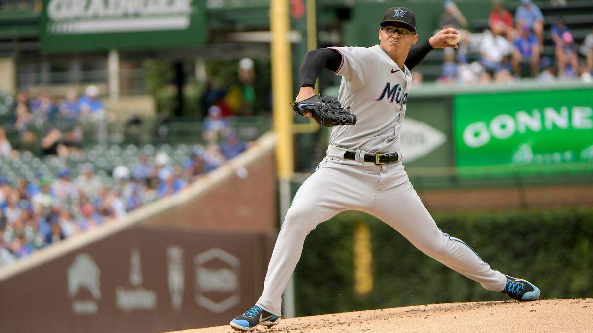 El abridor de los Marlins Jesús Luzardo lanza en el primer inning del partido ante los Cachorros, celebrado el 8 de agosto de 2022 en Chicago.