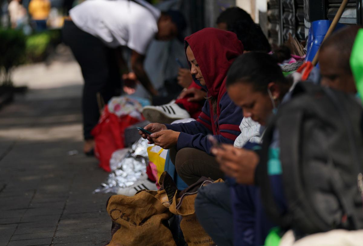 Migrantes venezolanos esperan ayuda afuera de la Comisión Mexicana de Ayuda a Refugiados en la Ciudad de México, el jueves 20 de octubre de 2022. Este grupo de migrantes interrumpió su viaje en la Ciudad de México después de que EEUU inmediatamente los regresó a México sin derecho a solicitar asilo.