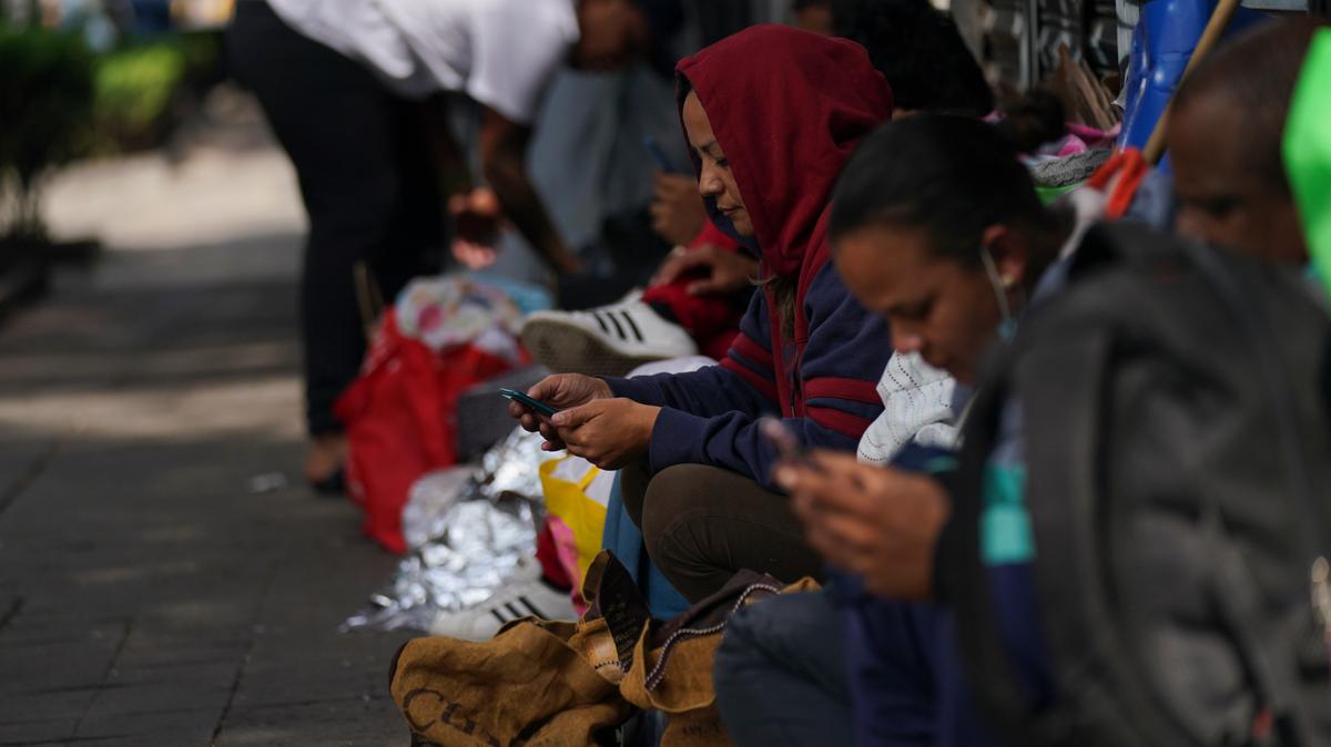 Migrantes venezolanos esperan ayuda afuera de la Comisión Mexicana de Ayuda a Refugiados en la Ciudad de México, el jueves 20 de octubre de 2022. Este grupo de migrantes interrumpió su viaje en la Ciudad de México después de que EEUU inmediatamente los regresó a México sin derecho a solicitar asilo.